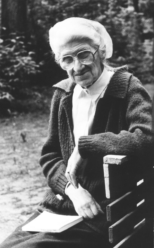 Лидия Чуковская на скамье у Дома - фото А-Карзанова - 1990е.jpg 6 - Лидия Чуковская на скамье у Дома - фото А-Карзанова - 1990е.jpg